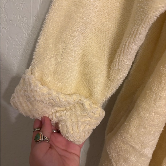 Delicates Spa Butter Yellow Textured Robe - Picture 4 of 4